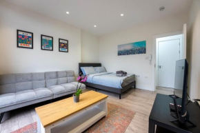 Modern Studio Flat with Balcony in Heart of London